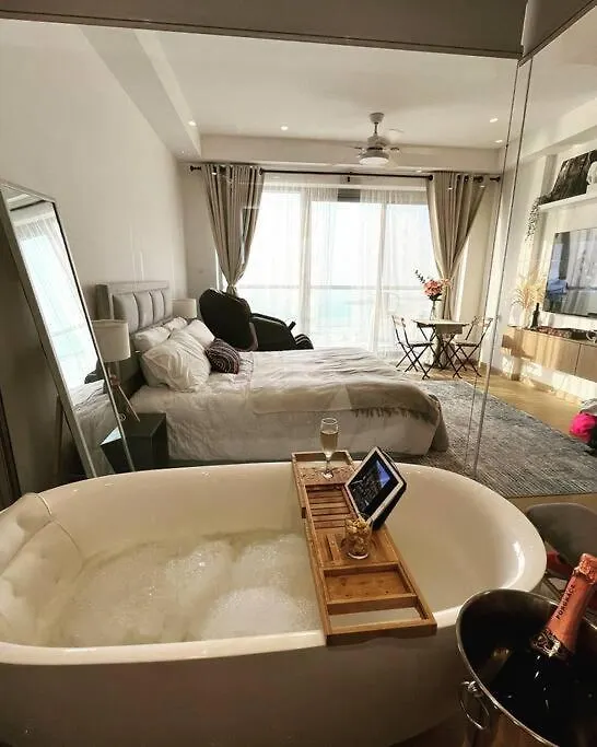 Luxury Seaview Studio Apartment -Rak Marjan Island رأس الخيمة بيت للعطل